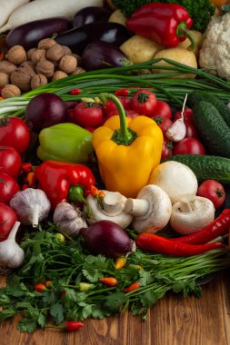 Kahverengi ahşap arka planda sebze ve fındık