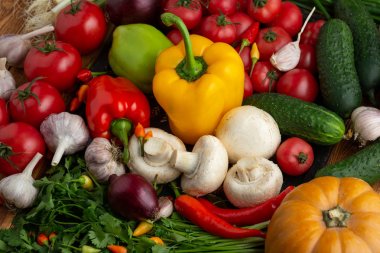 Kahverengi ahşap arka planda sebze ve fındık