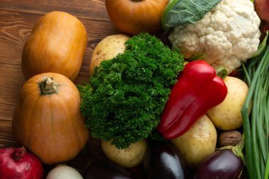 Kahverengi ahşap arka planda sebze ve fındık