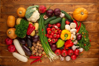 Kahverengi ahşap arka planda sebze ve fındık