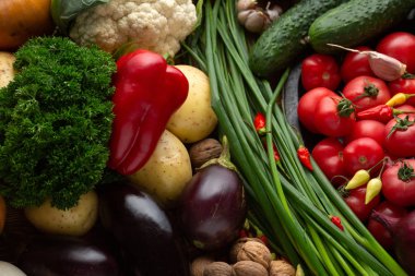 Kahverengi ahşap arka planda sebze ve fındık