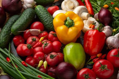 Kahverengi ahşap arka planda sebze ve fındık