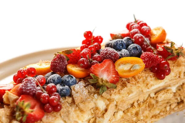 Izole beyaz bir arka plan üzerinde bir tabak üzerinde çilek ile süslenmiş napolyon kek — Stok fotoğraf