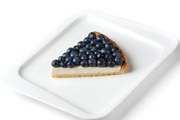 Izole beyaz bir arka plan üzerinde beyaz bir tabak ta yaban mersini pasta parçası — Stok fotoğraf