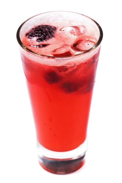 Rode cocktail met ijs en bessen in een glas op een geïsoleerde witte achtergrond — Stockfoto