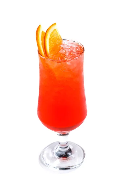 Coquetel vermelho com gelo e laranja em um copo em um fundo branco isolado — Fotografia de Stock