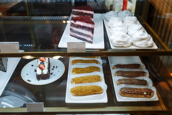 Glas utställning med en bakverk i restaurangen — Stockfoto