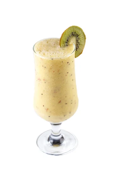 Batido de frutas e leite em um copo na perna decorado com kiwi em um fundo branco isolado — Fotografia de Stock