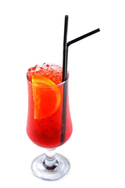 Rode cocktail met ijs en sinaasappel in een glas op een geïsoleerde witte achtergrond — Stockfoto