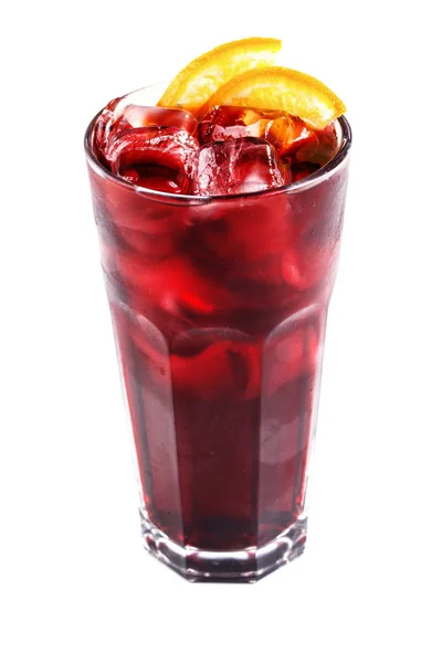Rode cocktail met ijs en sinaasappel in een glas op een geïsoleerde witte achtergrond — Stockfoto