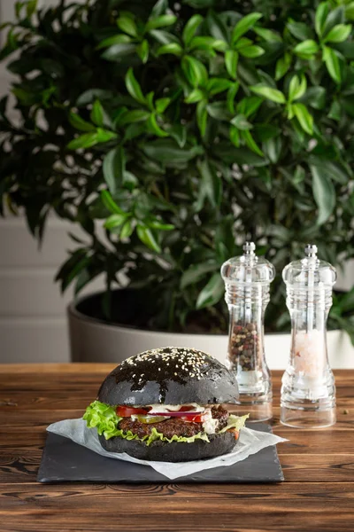 siyah burger siyah mamba mermer sığır eti gri bir taş ile