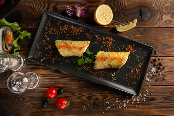 Chinese salmon rosti with spices in black plate — Stock Photo, Image