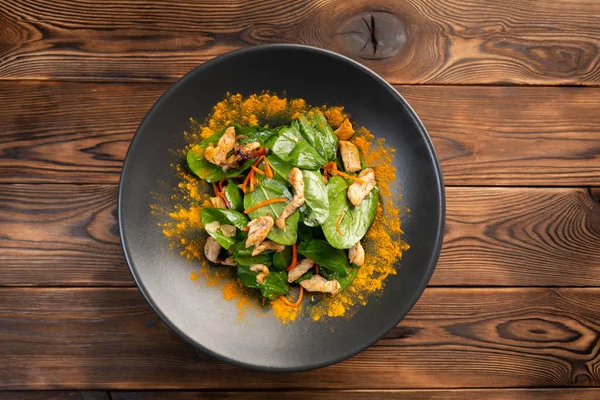 Tavuk ve susam yağı ile Çin salatası