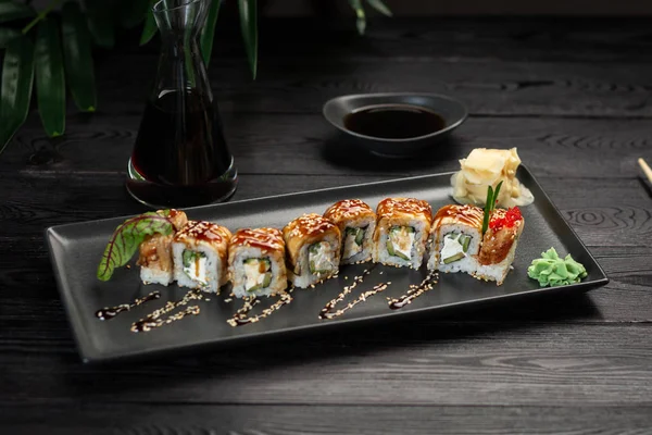 dikdörtgen siyah bir plaka üzerinde ejderha rulo seti 