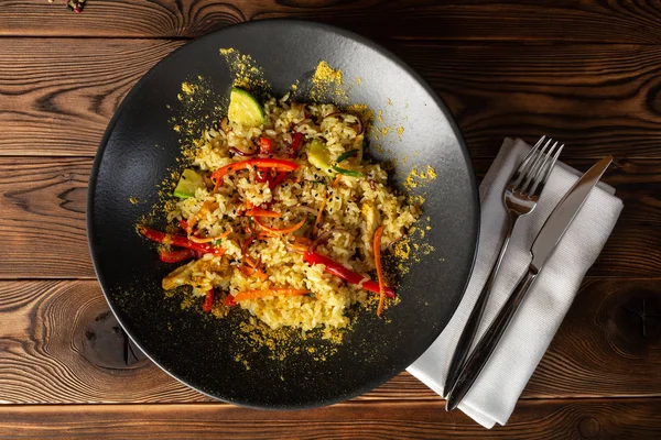 Arroz jazmín con pollo al curry en un plato negro —  Fotos de Stock