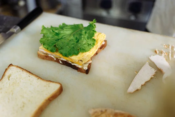 Бутерброд в процесі приготування на дошці — стокове фото