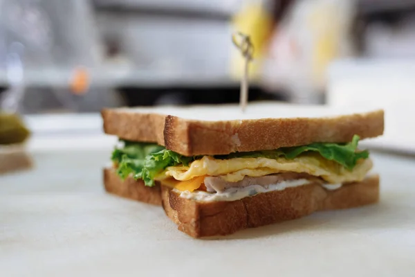 Sandwich nel processo di cottura su una lavagna — Foto Stock