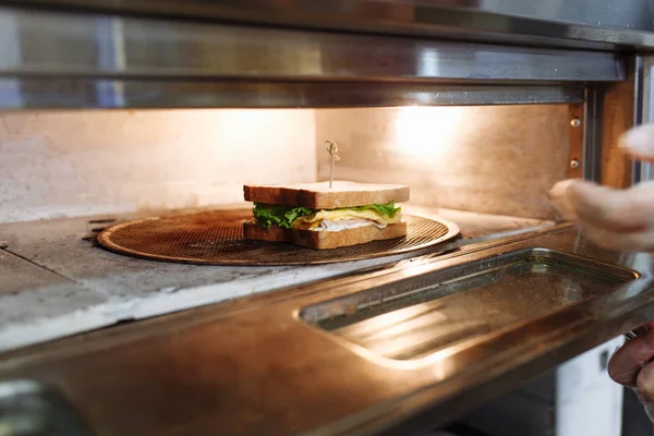 Сэндвич в процессе приготовления пищи на доске — стоковое фото