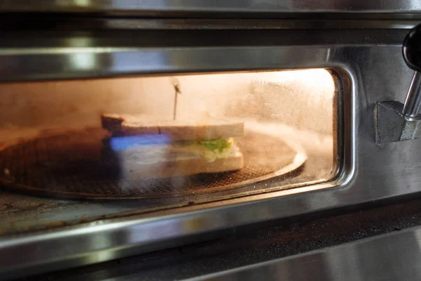 Сэндвич в процессе приготовления пищи на доске — стоковое фото