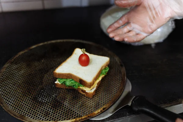 用聚乙烯手套做饭，在白板上做三明治 — 图库照片