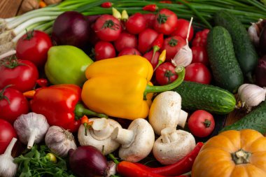 Kahverengi ahşap arka planda sebze ve fındık