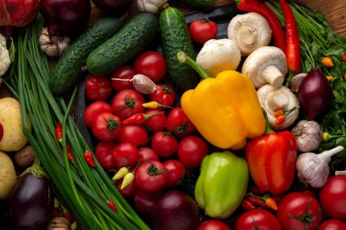 Kahverengi ahşap arka planda taze sebzeler