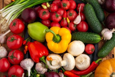 Kahverengi ahşap arka planda sebze ve fındık