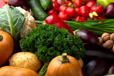 Kahverengi ahşap arka planda sebze ve fındık