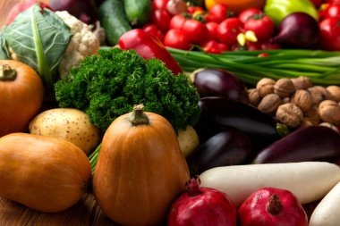 Kahverengi ahşap arka planda sebze ve fındık