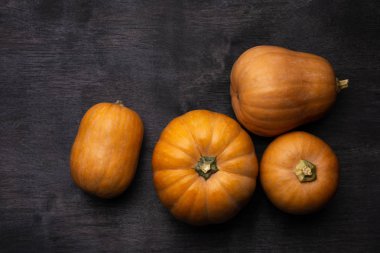 Yukarıdan koyu ahşap arka plan görünümünde kabaklar