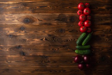 Kahverengi ahşap arka planda taze sebzeler