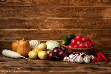 Kahverengi ahşap arka planda taze sebzeler
