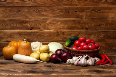 Kahverengi ahşap arka planda taze sebzeler
