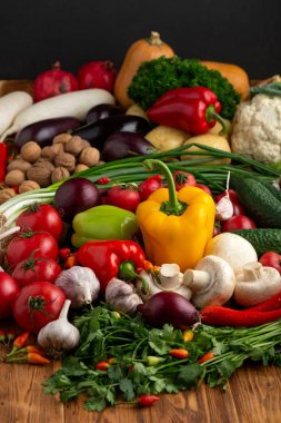 Kahverengi ahşap arka planda sebze ve fındık