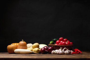 Koyu ahşap arka planda taze sebzeler