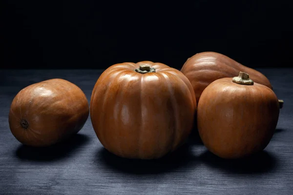 Calabazas sobre fondo de madera oscura vista lateral —  Fotos de Stock