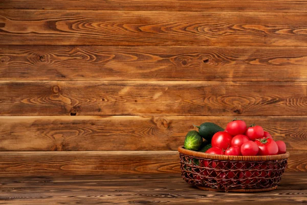 Gemüse in einem Korb auf braunem Holzgrund — Stockfoto