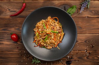 Tavuk, sebze ve soya soslu kızarmış buğday eriştesi.