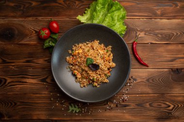 Ebi Chahan sebzeli, karidesli ve soya soslu Japon pilavı kızarttı.