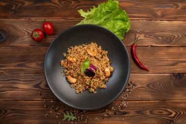 Ebi Chahan sebzeli, karidesli ve soya soslu Japon pilavı kızarttı.