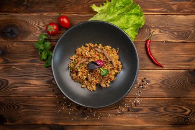 Biftek ve sebzeli kızarmış Japon pilavı.