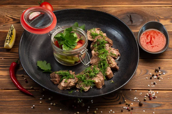 Бифштекс из телятины со свежим салатом и острым соусом — стоковое фото
