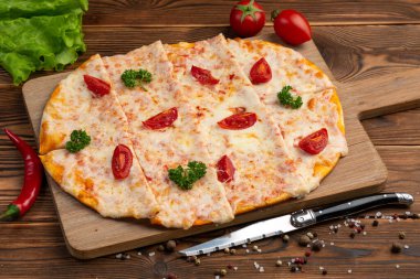 Kurutulmuş domatesli Asya pizzası, mozzarella ve tartar sosu.
