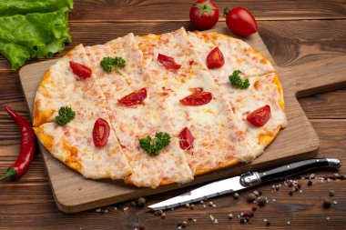Kurutulmuş domatesli Asya pizzası, mozzarella ve tartar sosu.