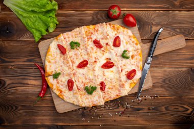 Kurutulmuş domatesli Asya pizzası, mozzarella ve tartar sosu.