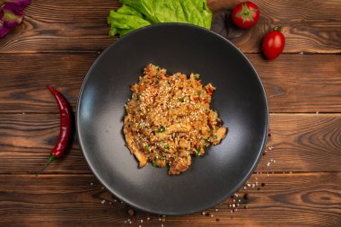 Tori Tyahan kızarmış Japon pilavı, sebzeli ve soya soslu tavuk.