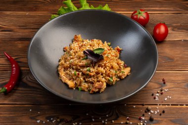 Tori Tyahan kızarmış Japon pilavı, sebzeli ve soya soslu tavuk.