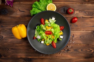 Hafif sebze salatası. Taze kiraz, salatalık, dolmalık biber, Romano, zeytin, Feta Peyniri, zeytinyağı