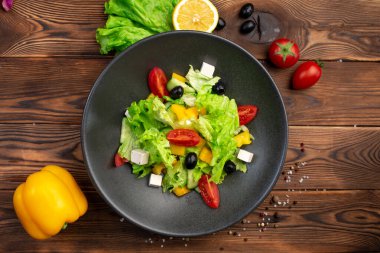 Hafif sebze salatası. Taze kiraz, salatalık, dolmalık biber, Romano, zeytin, Feta Peyniri, zeytinyağı