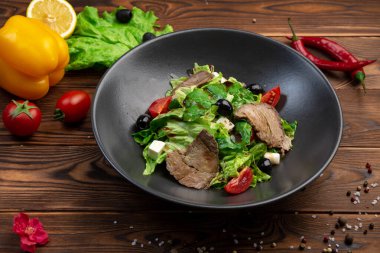 Bifu sarada salatası taze et dilimleri, feta peyniri, kiraz domatesleri ve ıspanak yaprakları